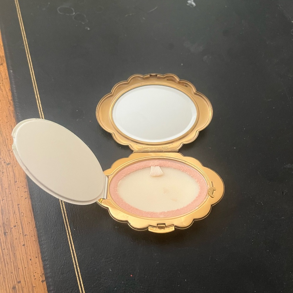 1950s vintage Kigu loose powder compact